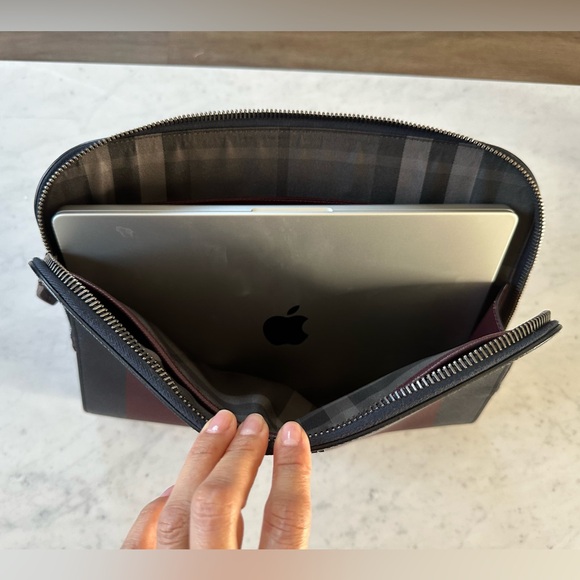 Burberry Zip Pouch / laptop sleeve - Picture 6 of 11